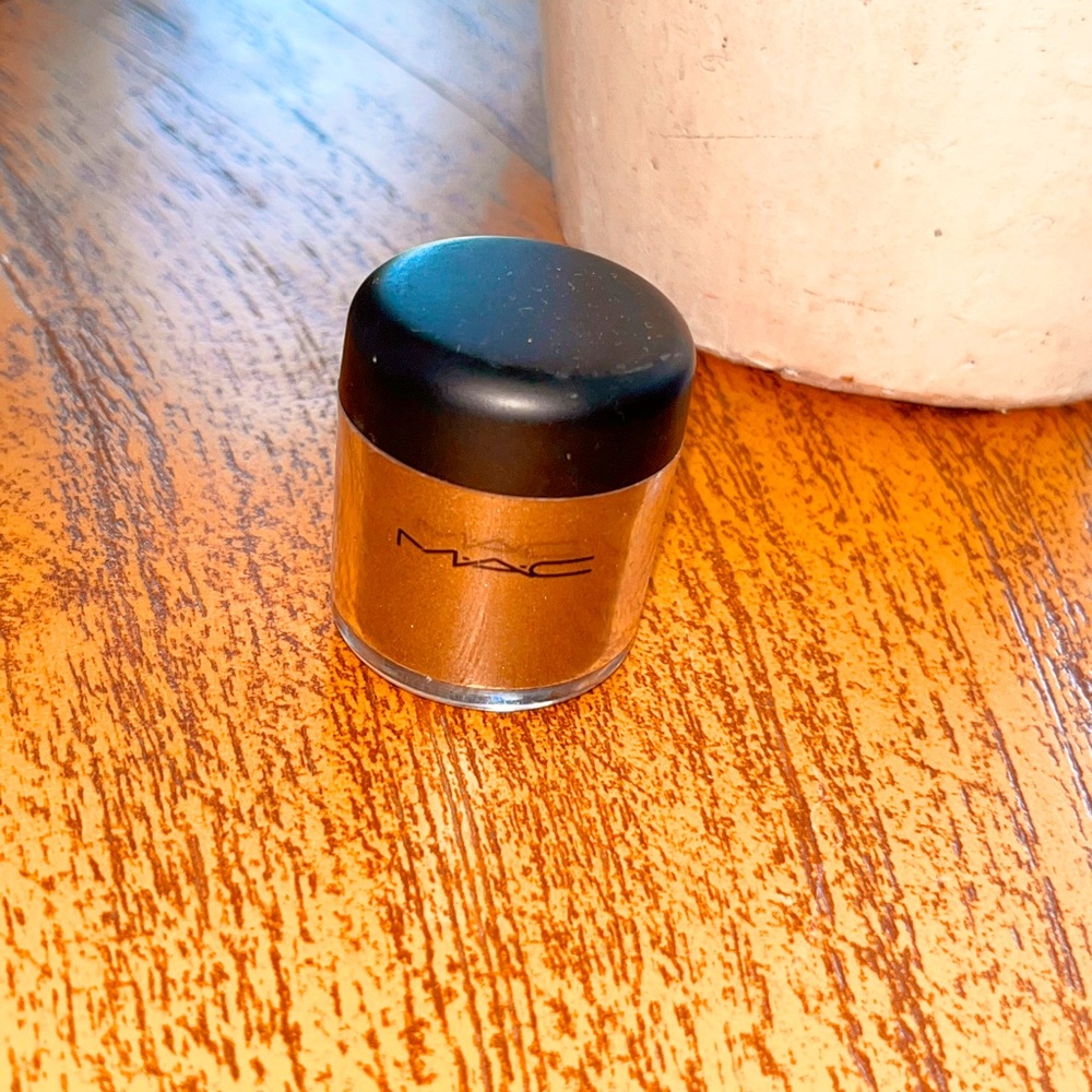 NEW! MAC PIGMENT IN THE COLOR BRONZE ✨